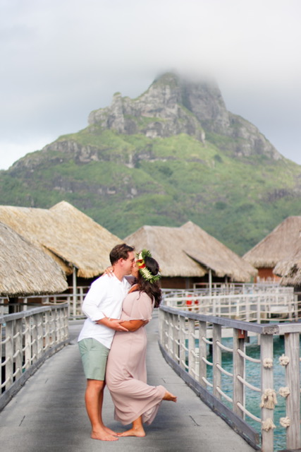 couple in french polynesia